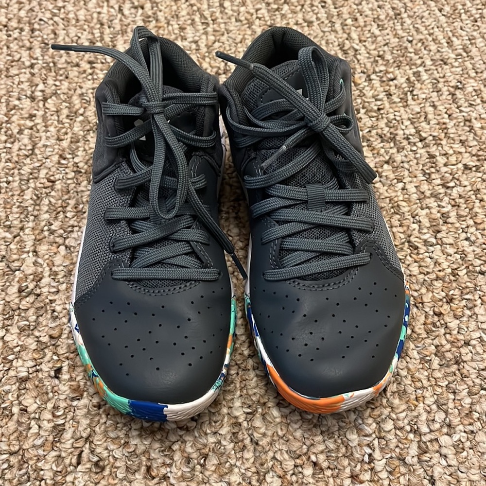 Boys basketball shoes